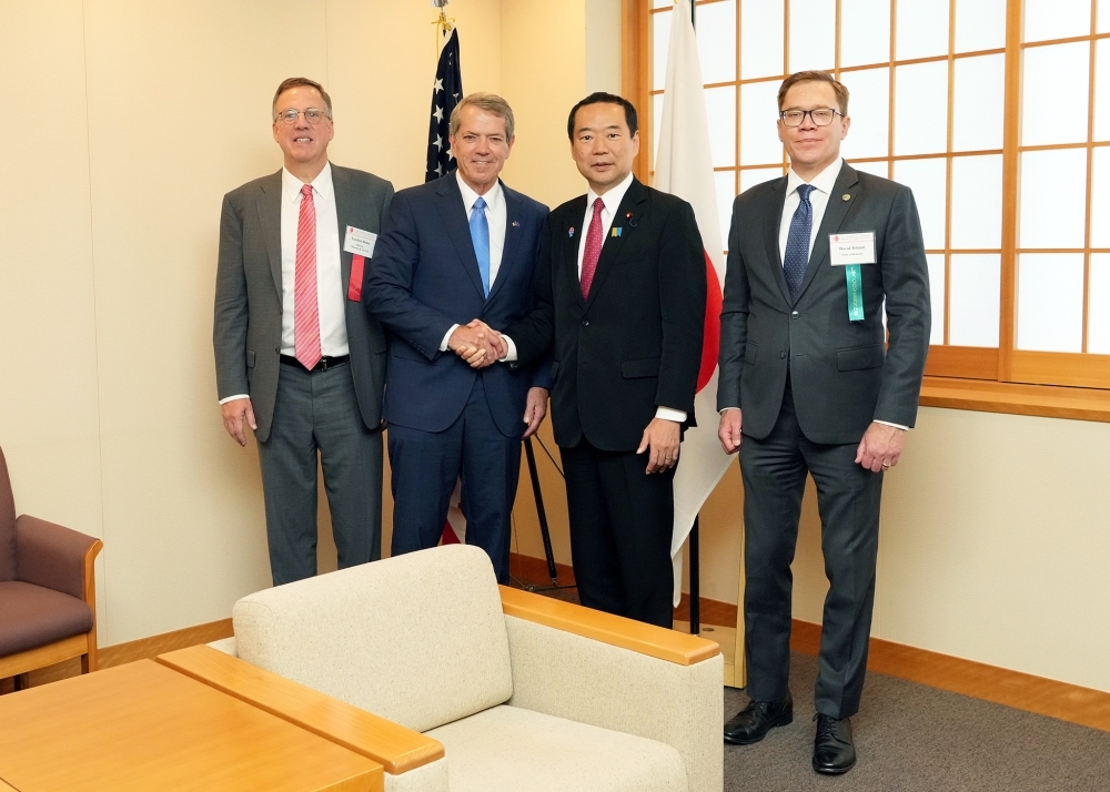 米国中西部州知事等一行との写真撮影に応じる藤井外務副大臣