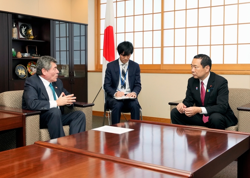 ヤヒヤー大使と懇談する藤井副大臣