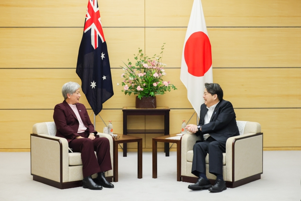 ウォン外務大臣からの表敬を受ける林官房長官
