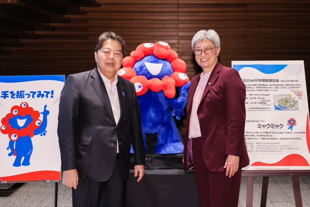 大阪・関西万博キャラクター像の前で記念撮影をする林官房長官とウォン外務大臣