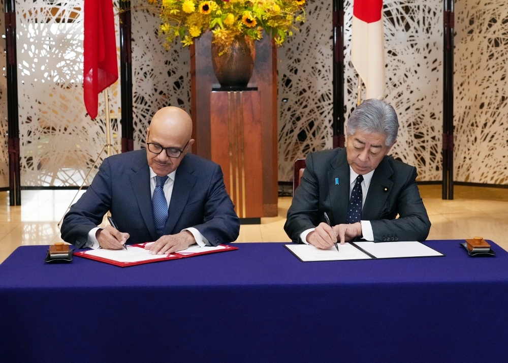 共同宣言に署名する両外相