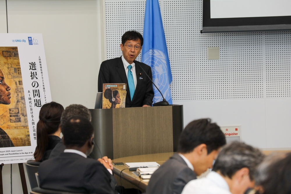 挨拶を行う松本外務大臣政務官
