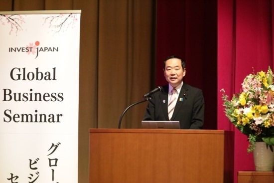 登壇し、開会の辞を述べる藤井外務副大臣の様子