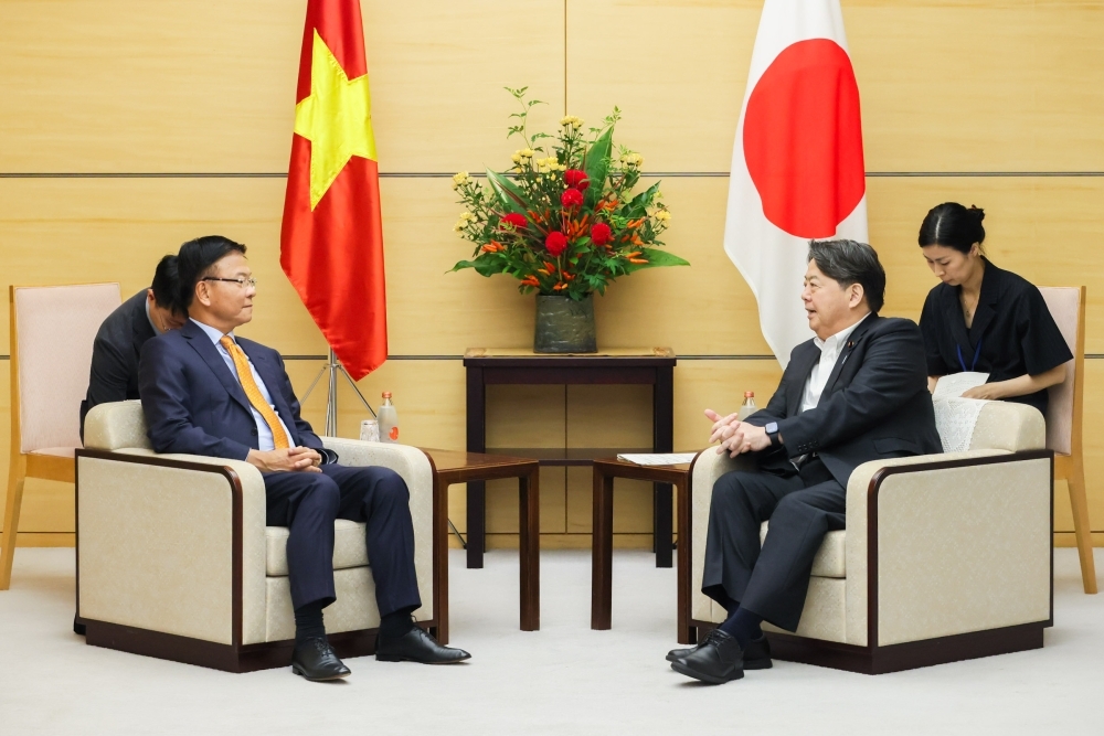 ロン副首相と懇談する林官房長官