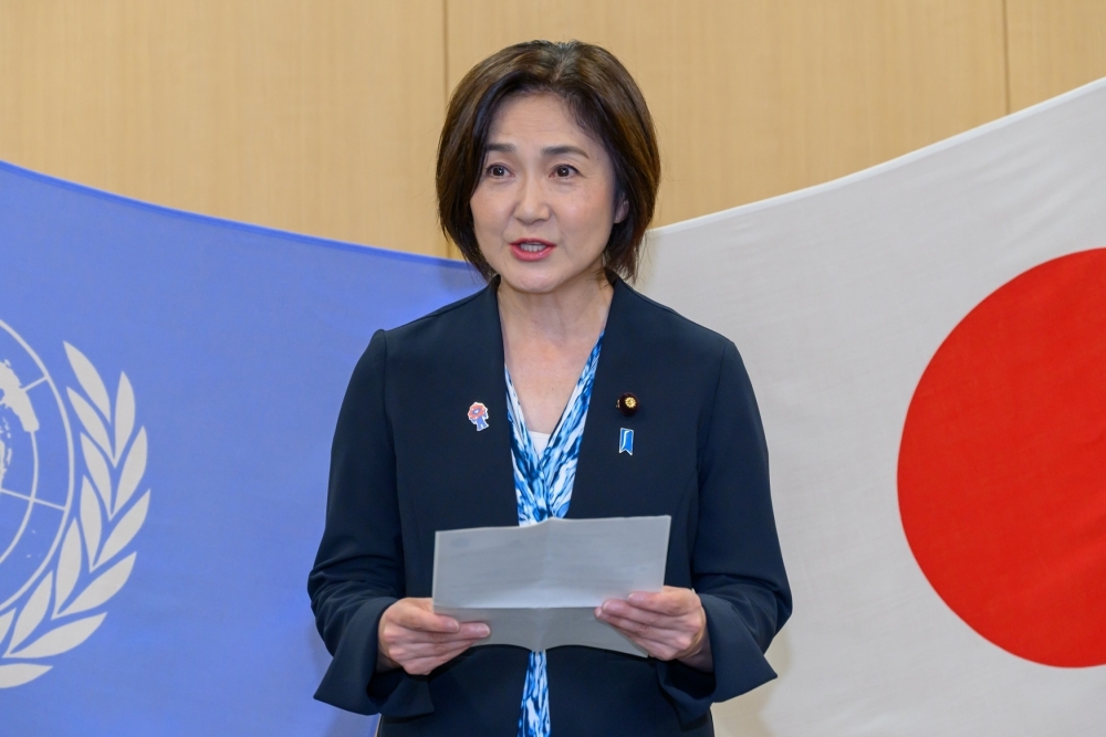 挨拶を行う生稲政務官