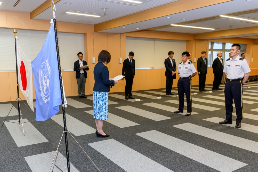 政務官より挨拶を受ける派遣要員