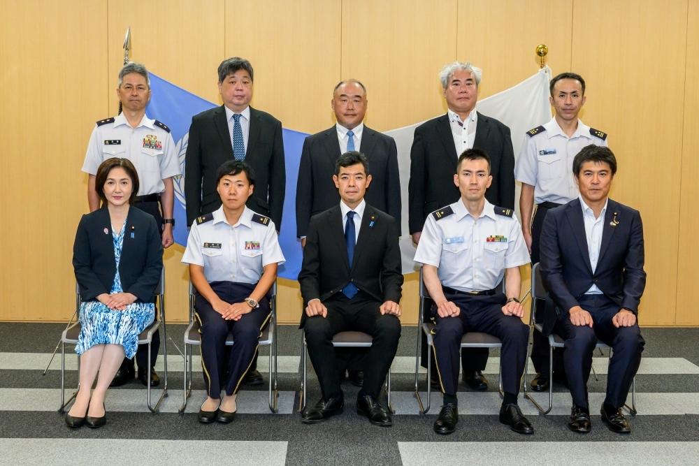 記念撮影(派遣2名+各政務、参列者)