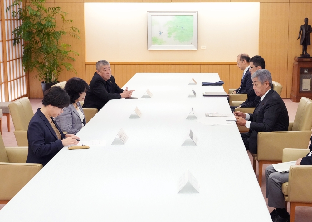 岩屋外務大臣と超党派人道外交議員連盟との意見交換の様子