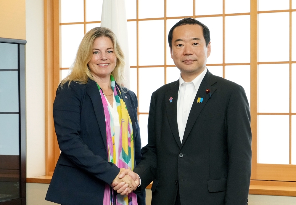 コナーズ所長と握手する藤井副大臣
