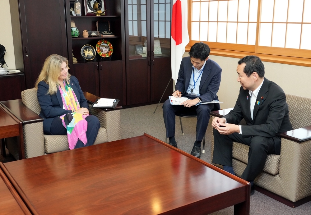 コナーズ所長からの表敬を受ける藤井副大臣の様子