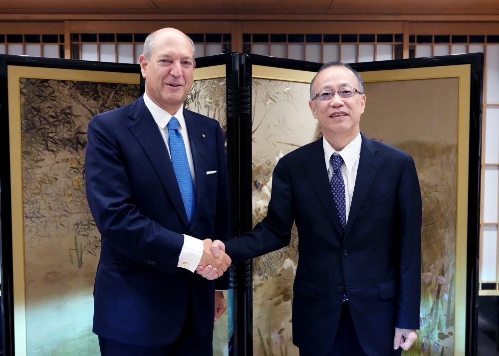 握手する船越外務事務次官とグアリーリア・イタリア共和国外務・国際協力事務次官