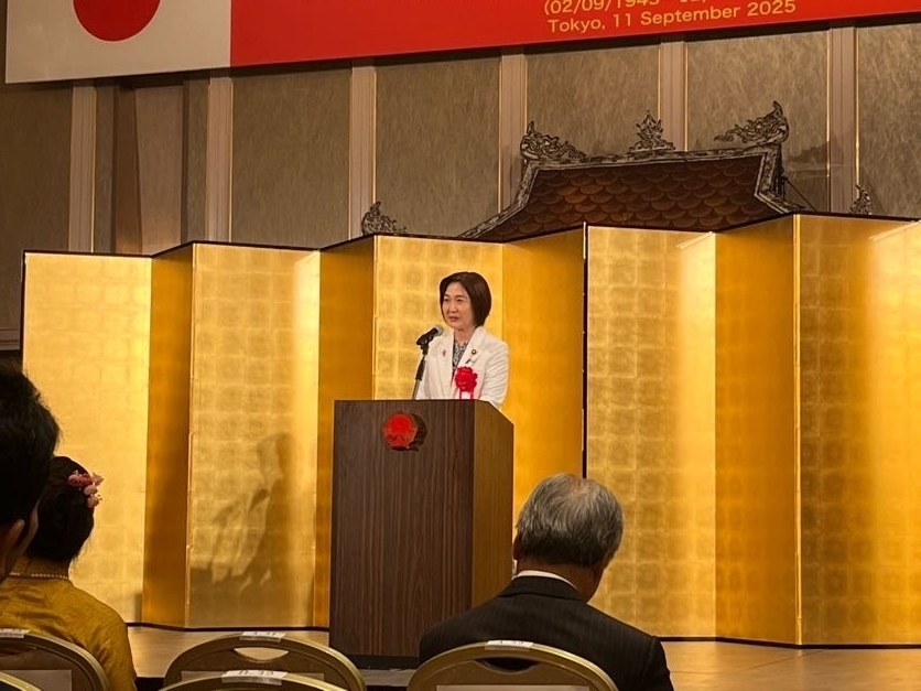 壇上から祝意を述べる生稲政務官