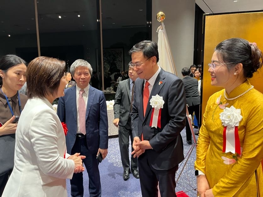 記念式典の出席者と会話する生稲政務官の様子