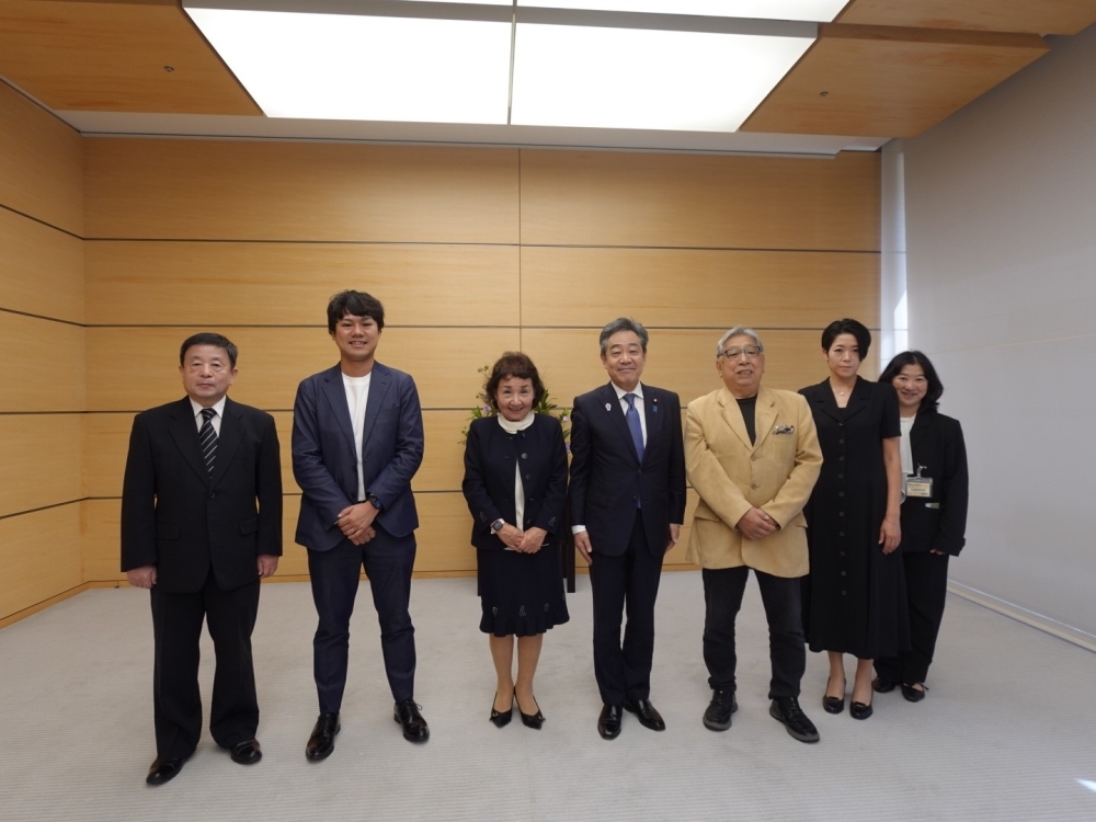 青木一彦内閣官房副長官ととみたいく子海外日系新聞放送協会副会長らによる記念撮影