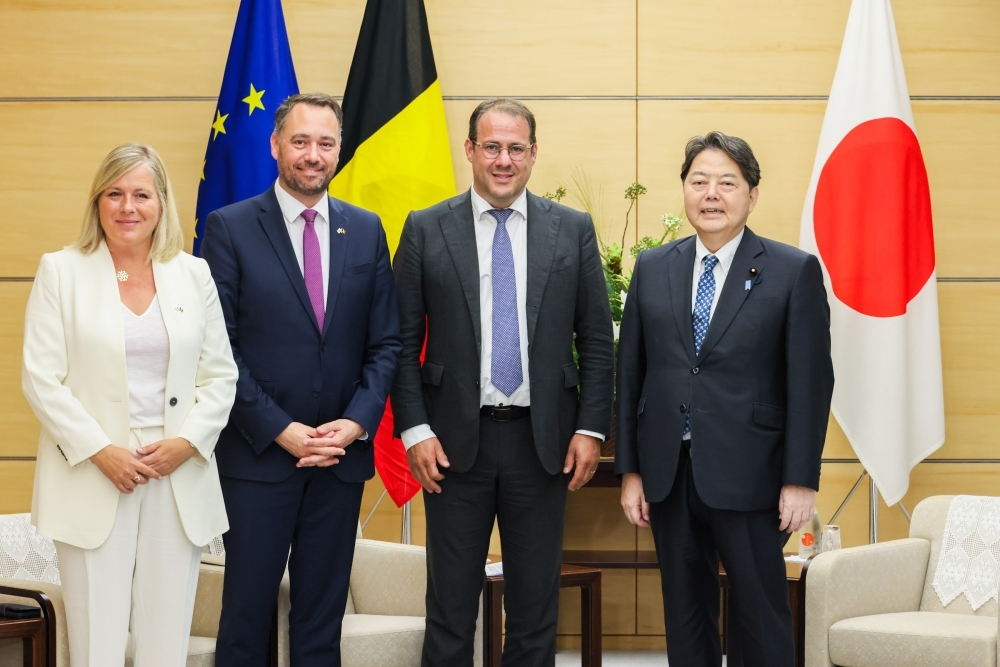 林内閣官房長官とベルギー王国3閣僚による記念撮影