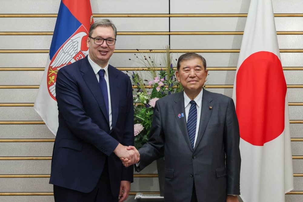 握手をする石破総理大臣とブチッチ・セルビア大統領