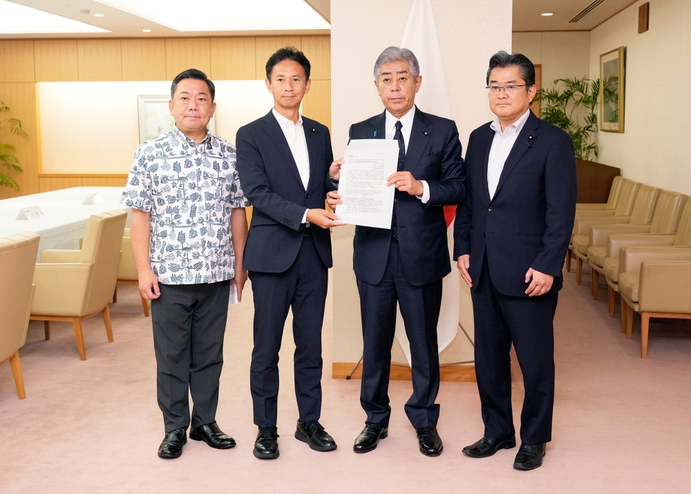 公明党外交部会の三人の議員から要望書を手交される岩屋外務大臣