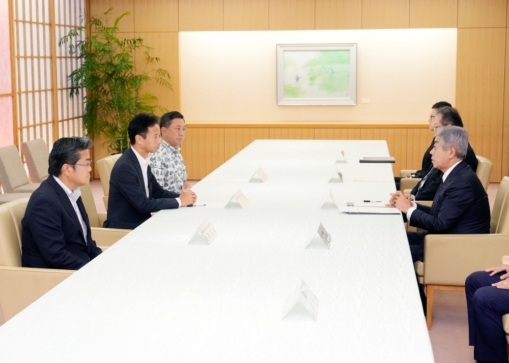 意見交換をする岩屋外務大臣と公明党外交部会の三人の議員