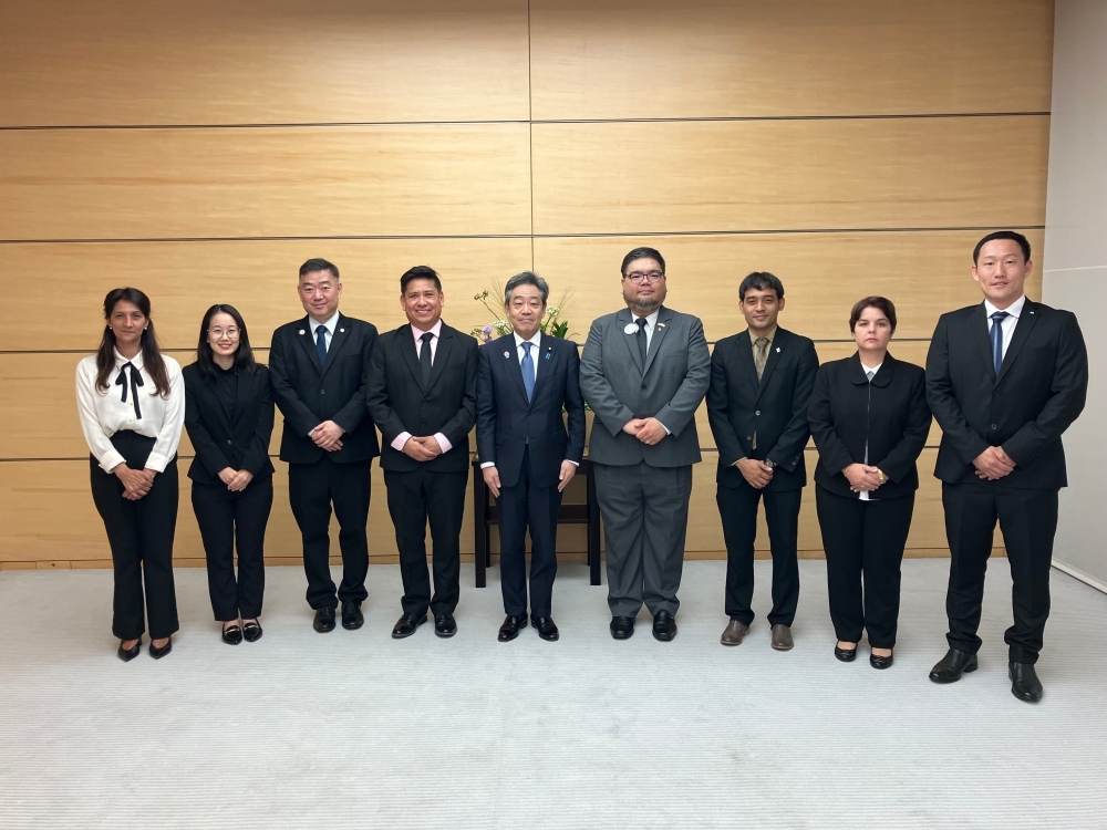 青木官房副長官と参加した次世代日系人指導者たちの集合写真