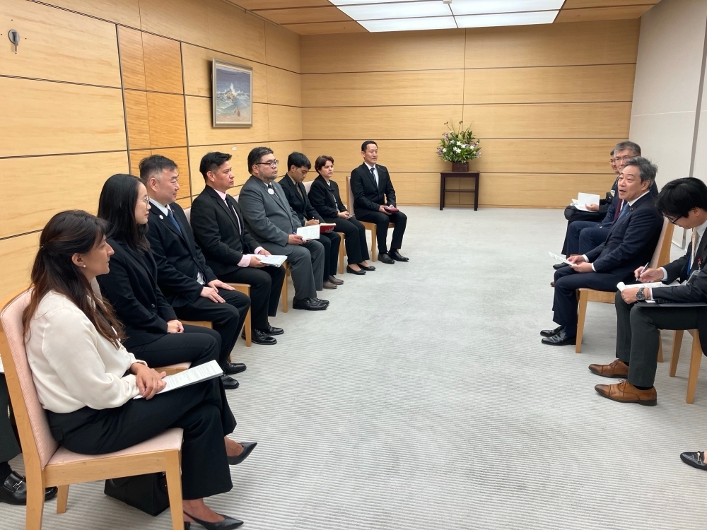 会談する青木官房副長官と次世代日系指導者参加者たち