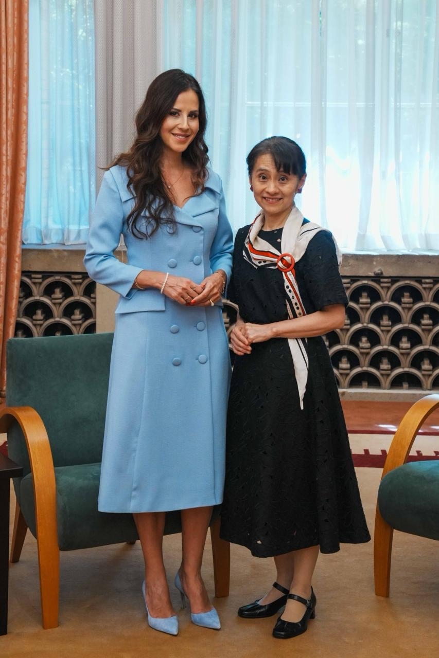 写真撮影に応じる石破総理大臣夫人とタマラ・ブチッチ・セルビア大統領夫人
