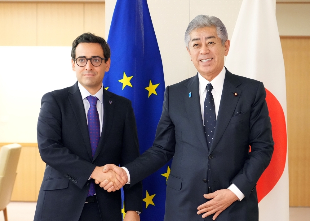 握手する岩屋大臣とセジュルネ上級副委員長