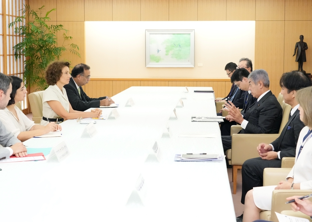 会談する岩屋外務大臣とアズレー・ユネスコ事務局長