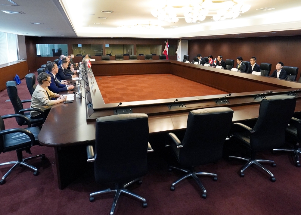 オーストリア・日本友好議員連盟の方々からの表敬を受ける藤井外務副大臣の様子