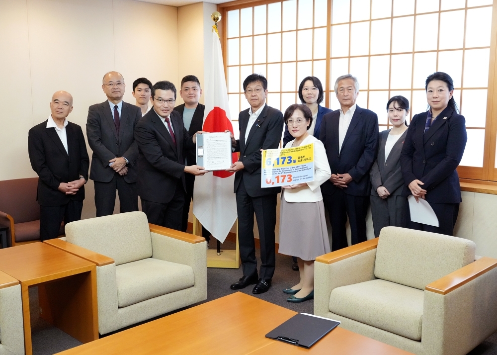 松本外務大臣政務官とHIV/エイズや結核、マラリアへの対策に関心のあるNGO関係者との記念写真