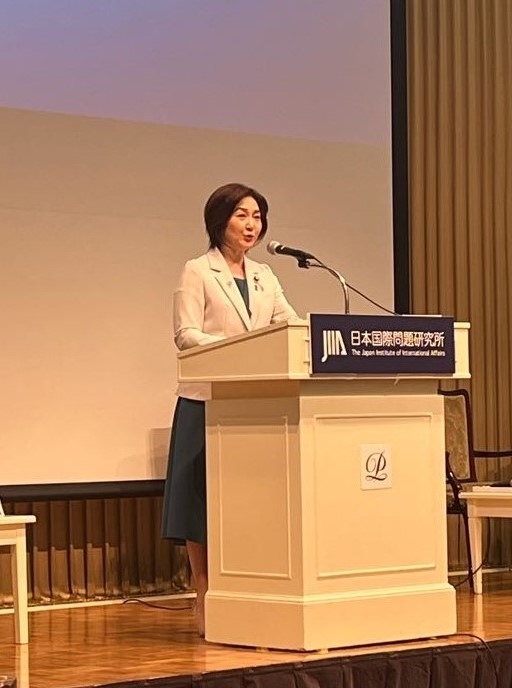 基調講演を行う生稲晃子外務大臣政務官