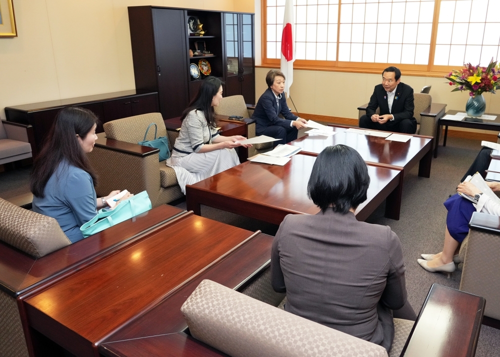 藤井副大臣と女性活躍を国際的に推進する議員連盟一行との懇談の様子