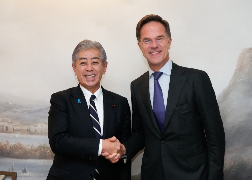 ルッテNATO事務局長と握手する岩屋外務大臣