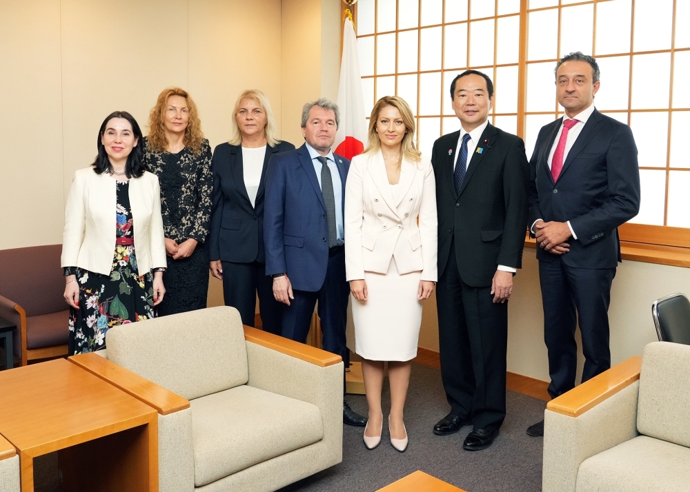 藤井外務副大臣とブルガリア対日友好議員連盟代表団一行との集合写真