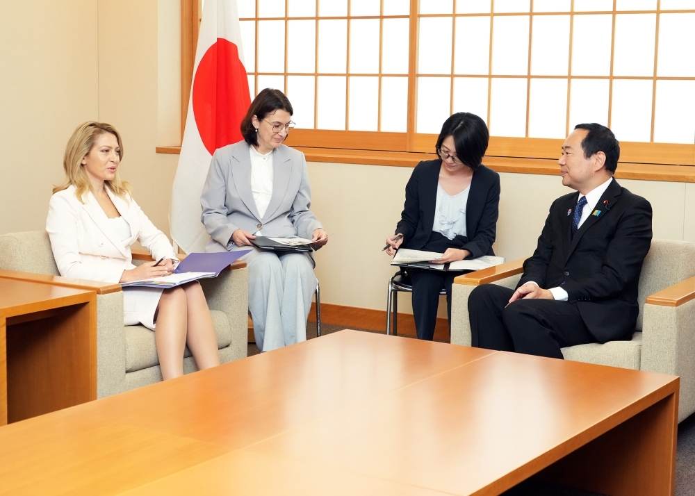 会談する藤井外務副大臣とラヤ・ナザリャンブルガリア対日友好議員連盟会長