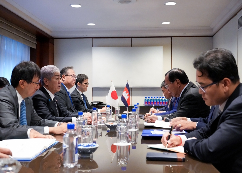 岩屋外務大臣とプラック・ソコン・カンボジア副首相兼外務国際協力大臣の会談の様子