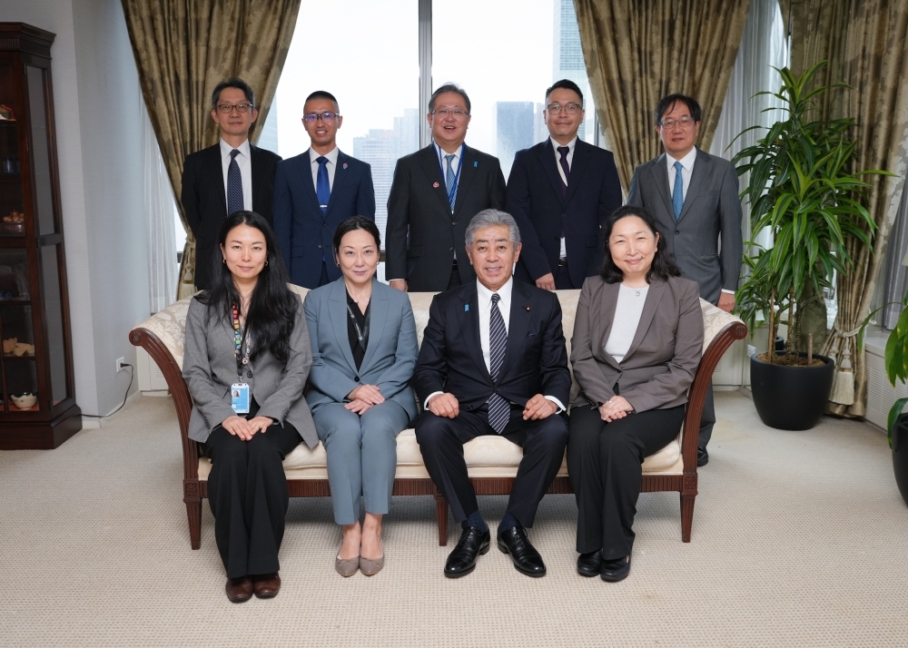 岩屋外務大臣とるニューヨーク所在の国際機関勤務の日本人職員との記念写真