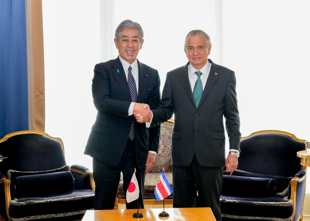 アンドレ・ティノコ・コスタリカ共和国外務・宗務大臣と握手する岩屋外務大臣