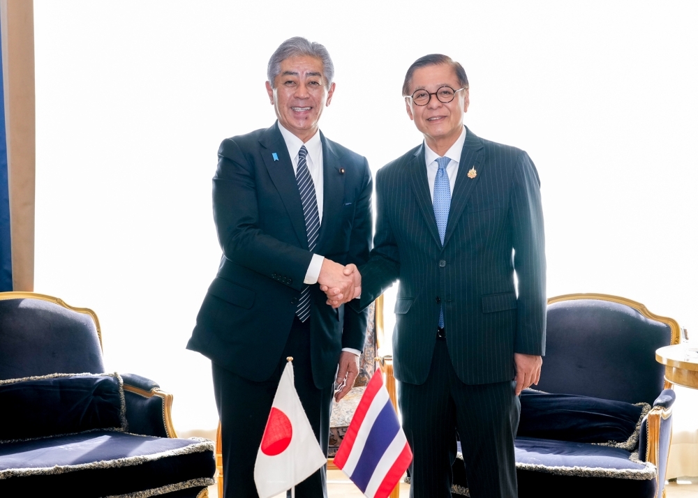 シーハサック大臣と握手する岩屋外務大臣