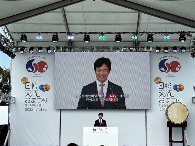壇上で挨拶中の宮路外務副大臣の様子