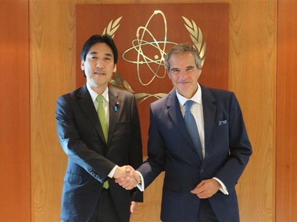 グロッシー事務局長と握手をする城内大臣