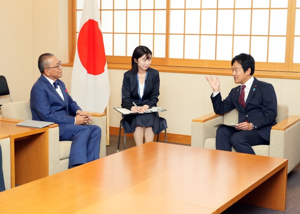 岩屋外務大臣とソック・シパナ・カンボジア上級大臣の会談の様子
