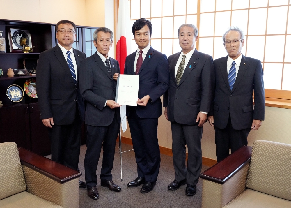 池田・竹島領土権確立隠岐期成同盟会会長（隠岐の島町長）一行とともに写真撮影に応じる宮路外務副大臣