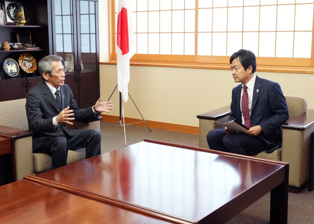 池田・竹島領土権確立隠岐期成同盟会会長（隠岐の島町長）と会談する宮路外務副大臣