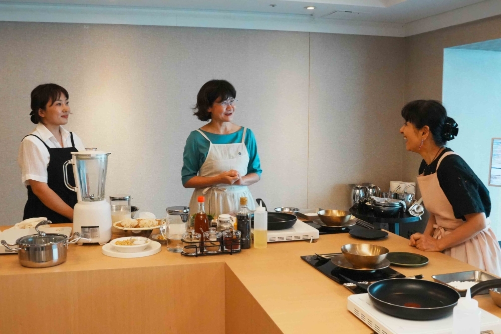 石破総理夫人と料理研究家の講師による歓談の様子
