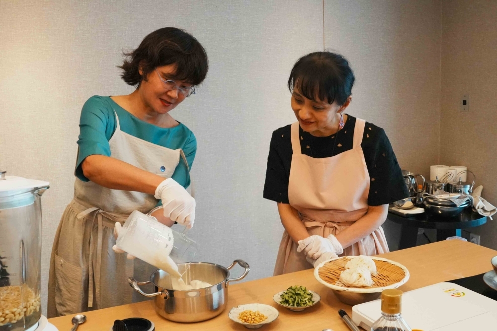 石破総理夫人がチャッククス（松の実素麺）の調理を習う様子