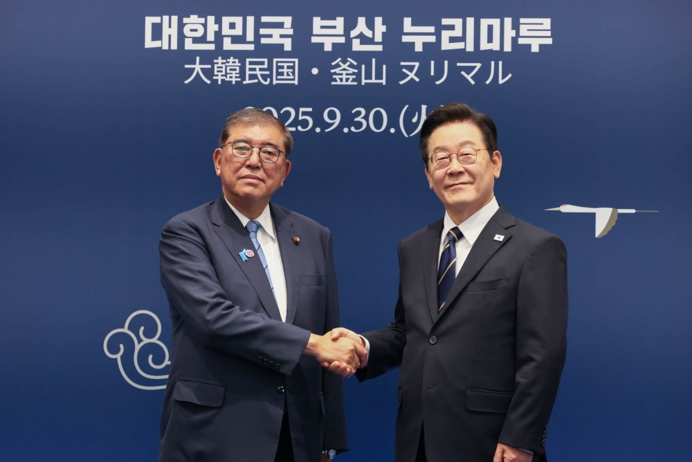 李大統領と握手する石破総理大臣