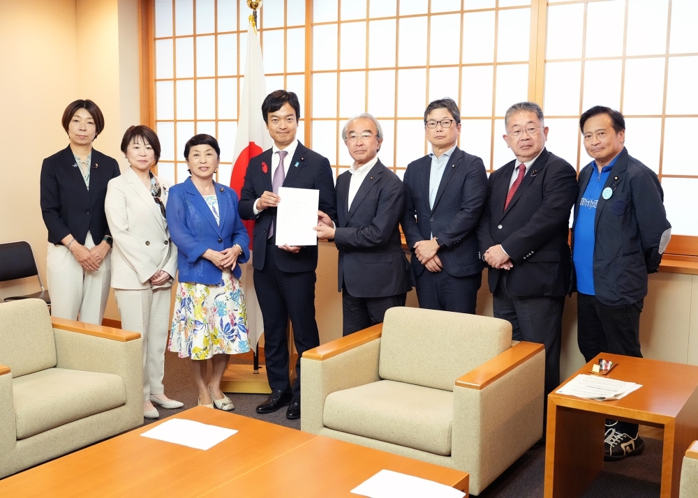 宮路外務副大臣とミャンマーの民主化を支援する議員連盟による記念撮影