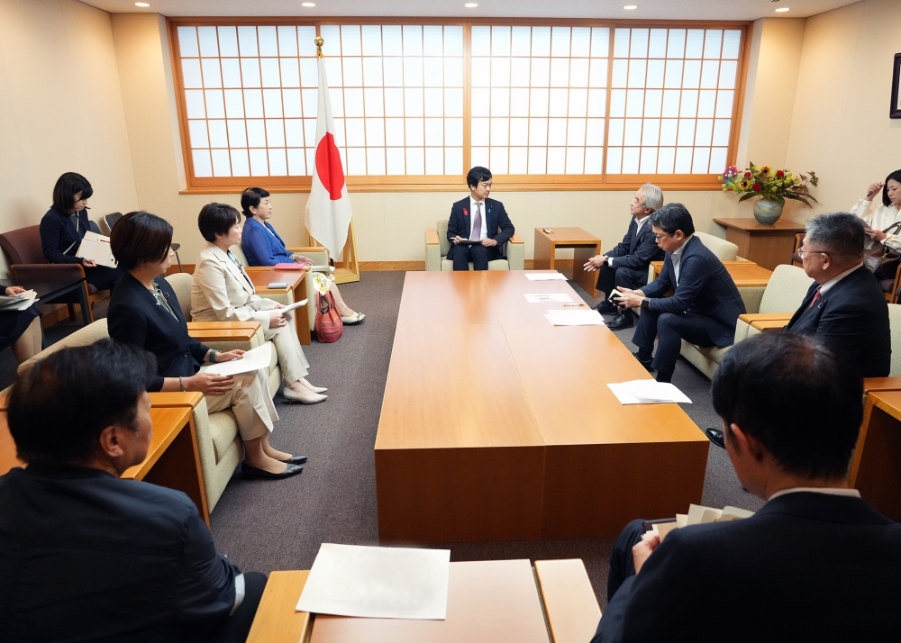 ミャンマーの民主化を支援する議員連盟からの表敬を受ける宮路外務副大臣の様子