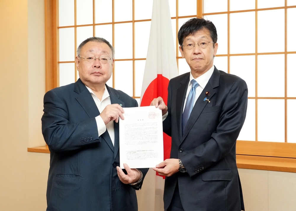 清水連合事務局長から連合の重点政策に係る「要請書」を手交される松本外務大臣政務官の様子