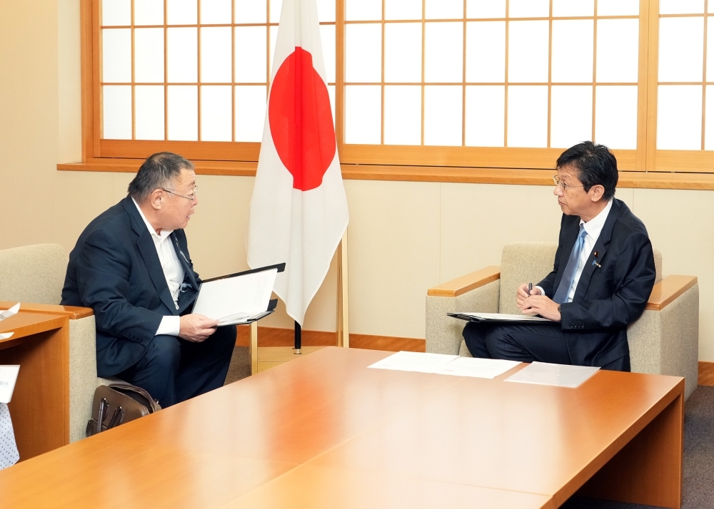 清水連合事務局長と懇談する松本外務大臣政務官の様子